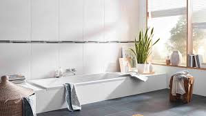 Zu materialien wie holz oder glas, die im badezimmer oft zu finden sind, stellen keramikplättli eine ideale ergänzung dar. Weisse Fliesen Vor Und Nachteile Der Fliesenklassiker