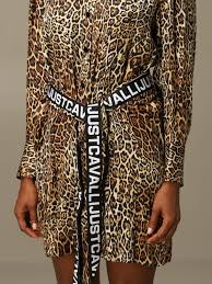 Abito in georgette di viscose animalier, scollatura a v, maniche lunghe con balze, sottoveste mix di stampe animalier rivestono questo delicato abito in georgette disegnato con linea svasata e maniche. Just Cavalli Outlet Abito Chemisier A Fantasia Animalier Abito Just Cavalli Donna Marrone Abito Just Cavalli S02ct1060 N39550 Giglio It