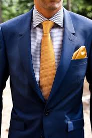 Un traje azul lo puedes usar con zapatos negros o marrones, aquí en la imagen tienes un ejemplo de una buena combinación : Como Combinar Un Traje Azul Marino Modaellos Com