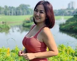 On blogger since july 2013. Sama Sama 45 Tahun Seksi Mana Daniella Semaan Atau Tante Ernie Sang Pemersatu Bangsa Okezone Bola