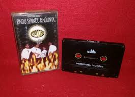 Berikanlah jawapan huraikanlah simpulan biar tenang jiwaku setelah kasih lama berlalu tidak mungkin ku lupa perjanjian kita di bawah rumpun bambu di kala bulan sedang beradu. Jual Kaset Spoon Rindu Serindu Rindunya Di Lapak Rilex Musik Bukalapak