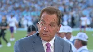 Lou Lopez-Senechal drains contested 3 for UConn