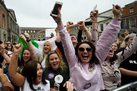 Resultado de imagem para foto irlandesas comemorando aborto