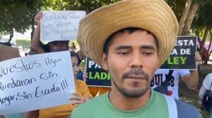 Comunidad El Bosque tuvo que caminar 2 km para manifestarse, ya que la PNC  no dejó pasar los vehículos donde se transportaban .