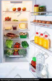 abra a geladeira cheia de comida 