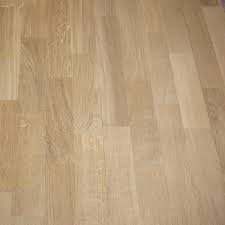 Toute notre gamme de parquets chêne massifs bruts, à huiler ou à vitrifier selon vos envies, nos parquets sont 100% pefc, labellisés origine d'une ambiance ultra moderne à une ambiance chaleureuse et rustique, parquet chêne massif vous propose différentes qualités de bois qui sauront. Parquet Chene Massif 10mm Premier Choix Largeur 50mm Brut Ponce