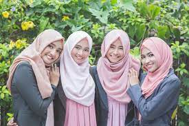 Namun bukan berarti perempuan berhijab tak bisa memiliki rambut yang sehat. Wanita Berhijab Wajahnya Mirip Semua Benar Atau Tidak
