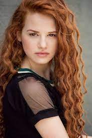 Wunderschone Locken Lange Rote Haare Leichte Schminke Schwarzer Top Casual Rote Haare Kupferrote Haare Rote Haare Locken