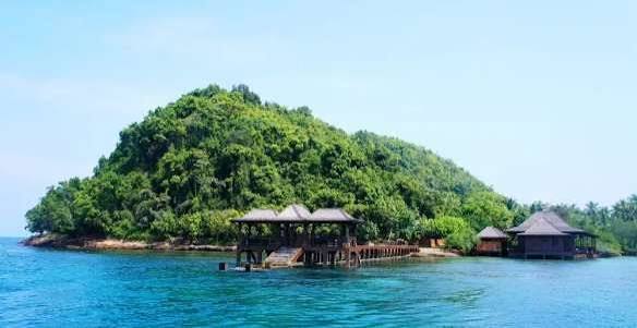 Pantai dan pepohonan di Pulau Merak Kecil, Cilegon