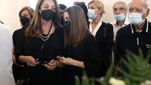 Πλήθος κόσμου αποχαιρετά τον δικό του τόλη. Pikp8zkdkuetam