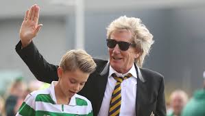And he's had massive commercial success. Rod Stewart Vom Eigenen Sohn 15 Beim Fussball Ausgeknockt