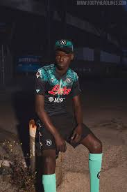 Napoli liegt in der serie a auch vor den abschliessenden zwei runden mit zwei punkten vorsprung auf die as roma auf platz 2, der zur teilnahme an der gruppenphase der champions league berechtigt. Spektakulare Kappa X Marcelo Burlon Napoli Trikots Veroffentlicht Nach Wenigen Minuten Ausverkauft Nur Fussball