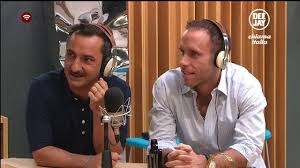 Il proprietario, les gold, ed i suoi figli, seth ed ashley sono sempre sul pezzo pronti a fronteggiare clienti di ogni tipo per scovare un buon affare. Il Banco Dei Pugni Diamo Un Prezzo A Tutto Les E Seth Gold A Deejay Chiama Italia Radio Deejay