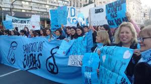 Pro vida violentos atacan a jóvenes que se manifestaban a favor del aborto legal. Noticias El Gobierno Dio Marcha Atras Con El 0800 Provida Y Los Celestes Estan Furiosos