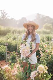 This Flower Farm Will Make You Want To Become A Flower Farmer Julia Berolzheimer Flower Farmer Flower Farm Farmer Girl