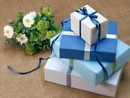 Ornaments always make the best wedding gifts for parents! Bride Gifts From The Groom 10 Gift Ideas For Your Wife To Be Wedding Ideas