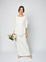Anche una sposa più matura, consapevole del proprio corpo e della propria bellezza, troverà nell'abito da sposa a abiti da principessa con ampie gonne in pizzo, seducenti sirene in seta e ancora abiti scivolati in tulle: Pin Su Abiti Da Sposa Wedding Gowns