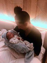 Glamour - 🔴 "Chaque nuit, il veille sur nous..." : Tatiana Silva et son  fils bien entourés, une vidéo personnelle dévoilée... Voir le 1er  c🗯️mmentaire⬇️ | Facebook