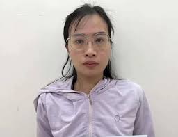 Bắt quản lý nhà hàng SN 1997, nhặt thẻ tín dụng của khách để mua ...