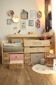 In This Diy Saris Garage Show You How To Build A Pallet Bed For Children Yourself Since We Wanted To Cama Infantil Cama De Pallets Decoracao Quarto De Crianca