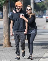 The video, published on tuesday, showed olsen chatting with kaley cuoco about her marvel series and more. Elizabeth Olsen Shows Some Serious Pda With Beau Robbie Daily Mail Online