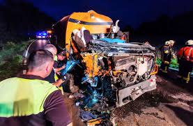 Im alter von 63 jahren bekam mein mann die diagnose. Unfall Im Rhein Neckar Kreis Mann Prallt Mit Kehrmaschine Gegen Baum Und Stirbt Baden Wurttemberg Stuttgarter Nachrichten