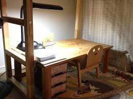年少の娘が自分の机が欲しいと言ってたので まだ活用されていない我が家のikeaの２段ベッド1階部分を改築 段ボールや 家にあった余り物で手作りしたので 材料費はゼロ ４歳の娘用 ついでに作った２歳の息子用 机 収納 アイデア 2段ベッド