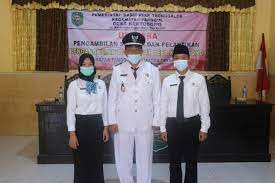 Dalam kesempatan memberikan sambutan camat gebang meminta kepada perangkat desa yang baru untuk segera menyesuaikan diri. Upacara Pengambilan Sumpah Dan Pelantikan Pengangkatan Perangkat Desa Kertosono Website Desa Kertosono