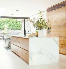 Cuisine moderne bois clair , bois clair et béton brut. Kitchen Cuisine Marbre Blanc Bois Clair Via Archi Art Cuisine Moderne Cuisines Lumineuses Cuisine Verriere