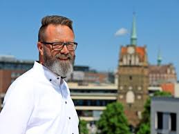 Seiteneinsteiger claus ruhe madsen wird in den kommenden sieben jahren die hansestadt rostock führen. Rostocks Danischer Ob Das Geheimnis Seines Wahl Erfolgs
