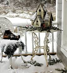 Weihnachtsdeko Auf Dem Balkon Im Winter Gestalten 16 Schone Ideen Dekorative Vogelhauser Winter Balkon Und Vogelhaus Ideen