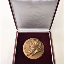 Die Erich Ludwig Etuimanufaktur aus Hamburg fertigt Etuis, Koffer,  Besteckeinrichtungen, Schmuckpräsentationen und mehr von Hand