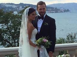 Ablası neslişah alkoçlar da oyuncu engin altan düzyatan ile evlidir. Neslisah Alkoclar Ve Engin Altan Duzyatan In Bebeginin Cinsiyeti Belli Oldu Guncel Haberler Bridal Collection Famous Warriors Wedding Dresses