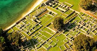 S pulske rive moguće je, u ljetnim mjesecima, krenuti u obilazak otočja brodom, uz, ovisno o. Brijuni National Park