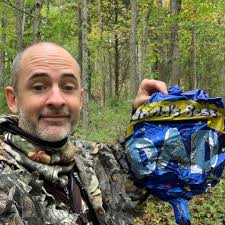 What factors influence the decision to score points or let the second  player win in a 4-player game?