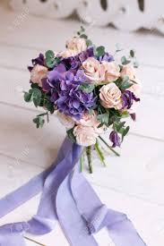 Es kann bis zu zwei jahre dauern, bis sich die hydrangea vollständig blau verfärbt. Brautstrauss Aus Rosa Rosen Und Einem Violetten Hortensie Und Seide Bander Auf Einem Holztisch Lizenzfreie Fotos Bilder Und Stock Fotografie Image 74105984