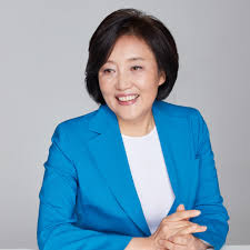 1982년 mbc에 아나운서로 입사하였지만, 얼마 후 기자로 전직하였고 뉴스데이트, 마감뉴스. ë°•ì˜ì„  Youtube