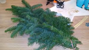 Vor allem beim bemalen der naturmaterialien und beim dekorieren des kranzes helfen die meisten kinder gerne mit. Adventsgesteck Basteln Tischdeko Servietten Falten