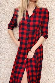 Caratterizzato da una morbida silhouette a tunica, questo abito in lino leggero presenta un motivo scozzese oversize in tonalità vivaci. Vestito Lungo Scozzese Rosso E Nero Con Cinturino In Vita