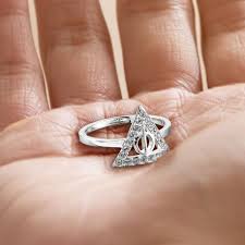 Pour produire une série aussi exceptionnelle que game of thrones, hbo a dû être très généreux ! Bague Harry Potter Swarovski Reliques De La Mort En Argent Sur Logeekdesign