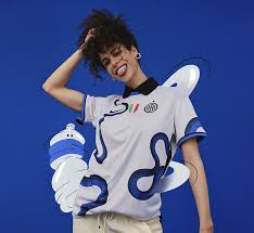 Future champions need the kit to match.the inter milan kit includes a shirt, shorts and socks for a complete look inspired by the elite.breathable fabric feels soft and helps keep sweat off their skin for comfort.this product is made from 100% recycled polyester fibres. Nike S Inter Milan 2021 Kits Kick Carbon Using Recycled Plastic Bottles