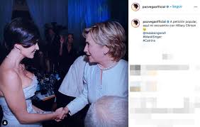 La que fue candidata a la presidencia de estados unidos y la actriz española coincidieron en una cena benéfica organizada por los clinton. Teleaudiencias On Twitter La Prueba Del Encuentro De Paz Vega Y Hillary Clinton Una De Las Pistas De Mask Singer Sobre Quien Se Escondia Bajo La Mascara De Catrina Era Una Foto