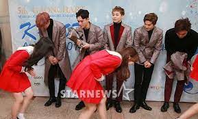 Main cast exo & gfriend couple sowon x chanyeol yerin x baekhyun eunha x sehun yuju x suho sinb x kai umji x d.o xiumin ? Respectful Queens On Twitter 9 Gfriend Bowing To Exo During The 5th Gaon Chart Music Award