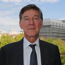 Fier d'avoir reçu la Médaille de la ville d'Eygalières, remise par Aline  Pélissier, maire, au titre de la Galerie de portraits rédigés d'habitants  du village, que j'ai ouverte il y a presque