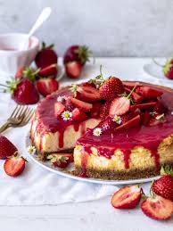 Einfacher Und Leckerer Kasekuchen Mit Keksboden Erdbeeren Und Erdbeersauce Rezept Und Anleitung Gibt Es Erdbeerkuchen Rezept Einfach Lecker Kuchen Und Torten