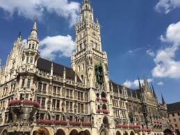 Μόναχο, η πρωτεύουσα της βαυαρίας, μια πόλη «φιλική», με χαλαρούς ρυθμούς αποκαλύπτει στον επισκέπτη τις ιδιαίτερες αντιφάσεις της. Mageia Kritikes Gia New Town Hall Neus Rathaus Monaxo Germania Tripadvisor