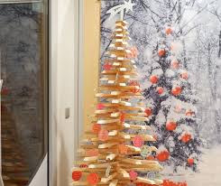Maman et les enfants, leur mission c'est de décorer alors voyons le coloriage sapin de noel sans décoration est là, le coloriage sapin de noel avec boules aussi, le sapin de noel pour tout petit également, le coloriage. Ou Acheter Son Sapin De Noel A Lyon Lyon France