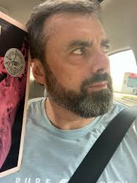 Why is it a lot of people don't have profile pictures of them self I like  to know who I'm texting 😡