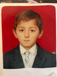 2004 წელს დაბადებული ბიჭი ხომ არ ეძებ ბიოლოგიურ მშობელს?