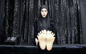 Arab mom tries on pantyhose- revealing her hidden foot fetish